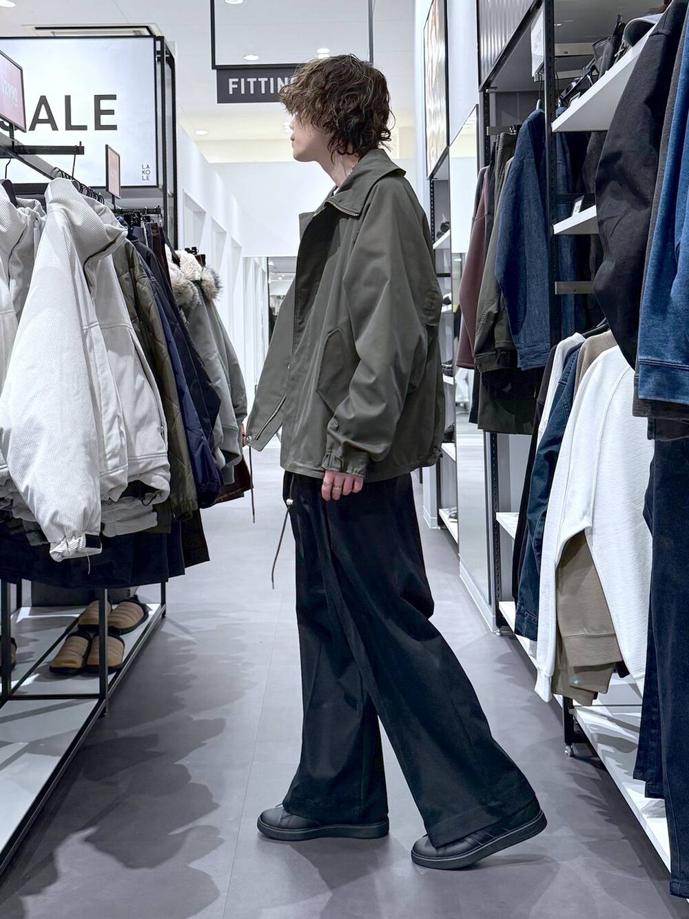 ホワイト系のスウェット、グリーン系のモッズコート、ブラック系のスニーカーを着用したメンズの冬コーディネートの4枚目の写真