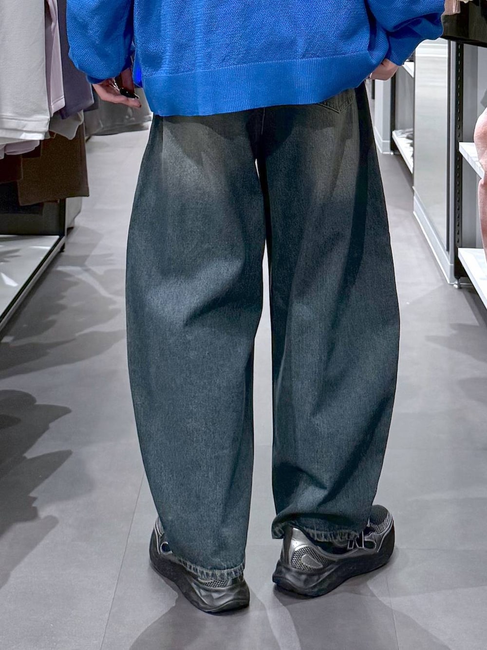 ブルー系のデニムパンツ、ホワイト系のスウェット、ブルー系のカーディガン/ボレロを着用したメンズの春コーディネートの6枚目の写真