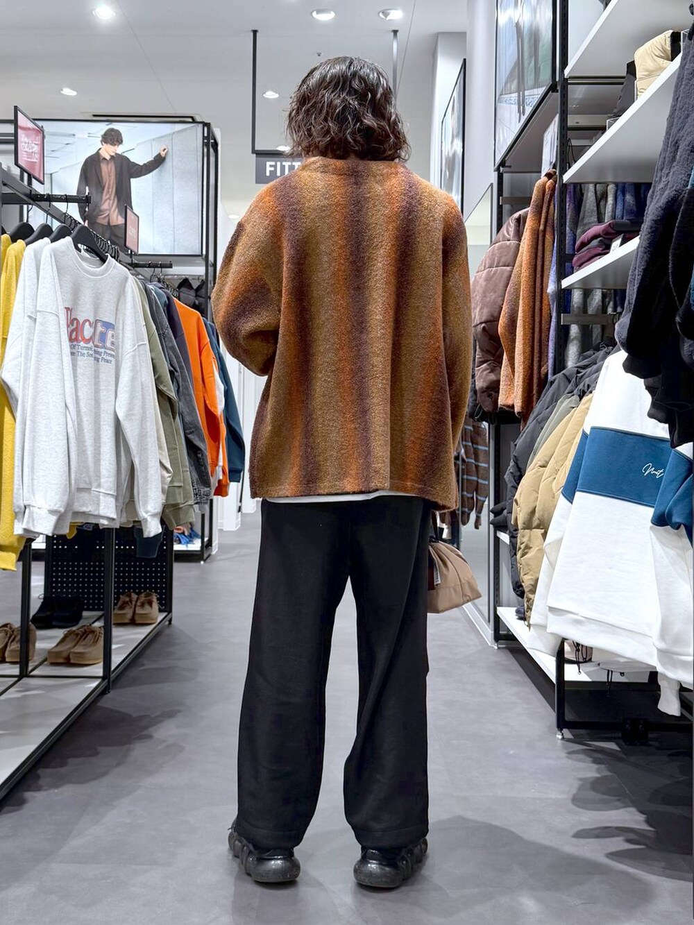 ブラウン系のカーディガン/ボレロ、ブラック系のその他パンツ、ブラック系のスウェットを着用したメンズの冬コーディネートの3枚目の写真