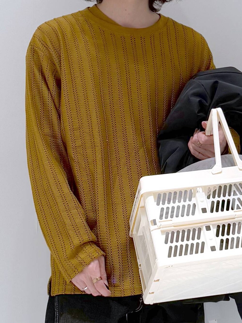 イエロー系のTシャツ/カットソー、ブラック系のデニムパンツ、ブラック系のブルゾンを着用したメンズの冬コーディネートの8枚目の写真