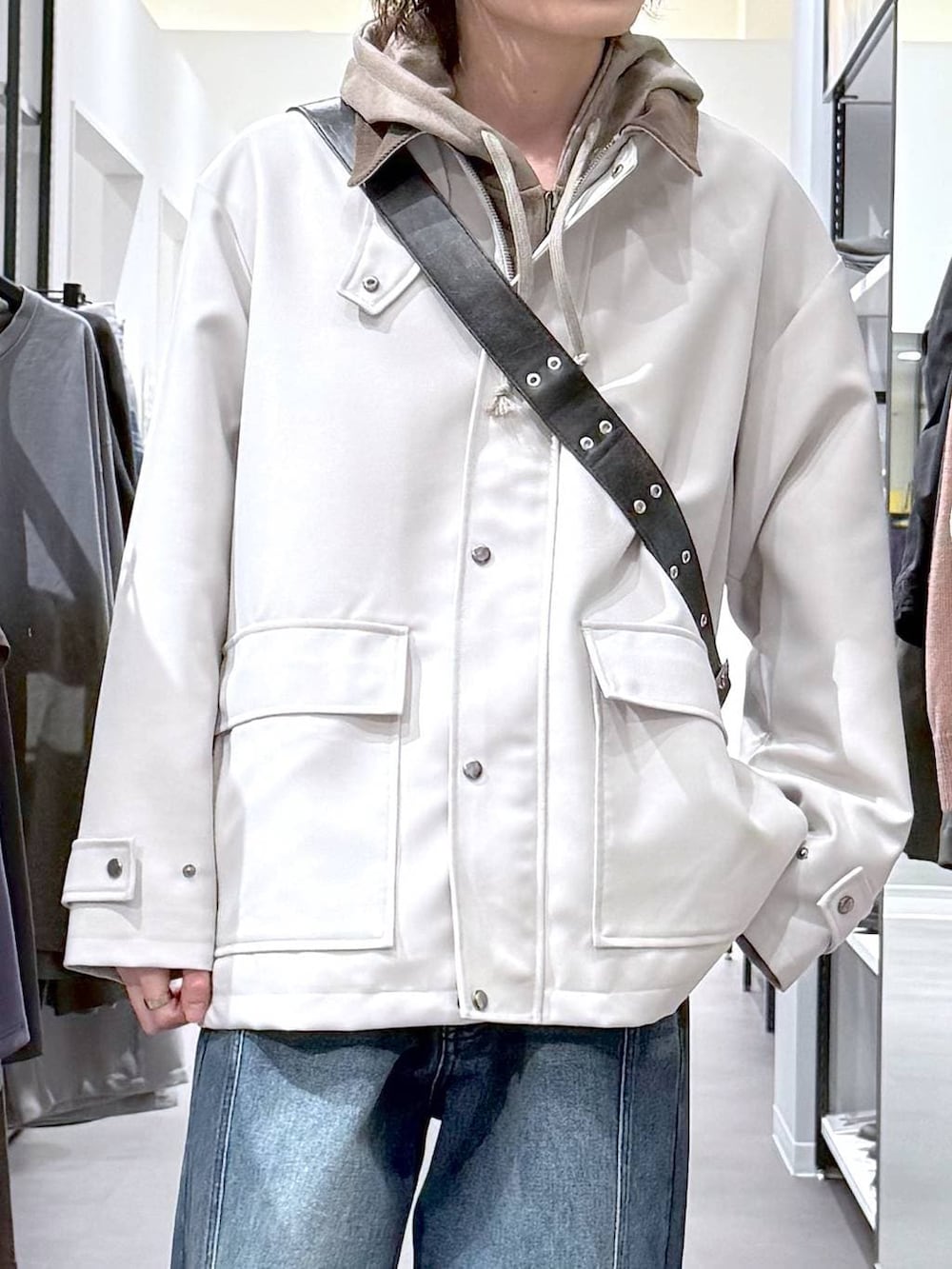 その他のスニーカー、ブラック系のショルダーバッグ、ブルー系のデニムパンツを着用したメンズの春コーディネートの5枚目の写真