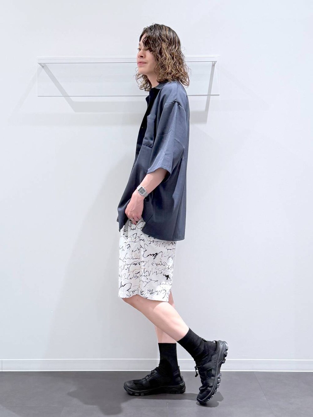 ブルー系のシャツ/ブラウス、ブラック系のサンダル、ホワイト系のその他パンツを着用したメンズの夏コーディネートの4枚目の写真