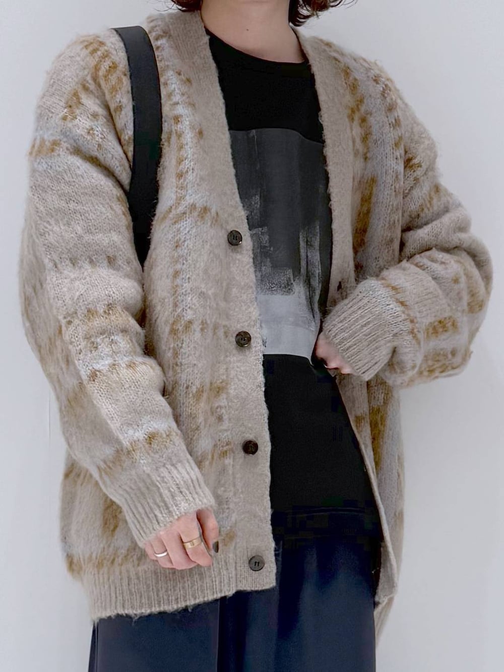 ベージュ系のカーディガン/ボレロ、ブラック系のショルダーバッグ、ブラック系のTシャツ/カットソーを着用したメンズの冬コーディネートの6枚目の写真