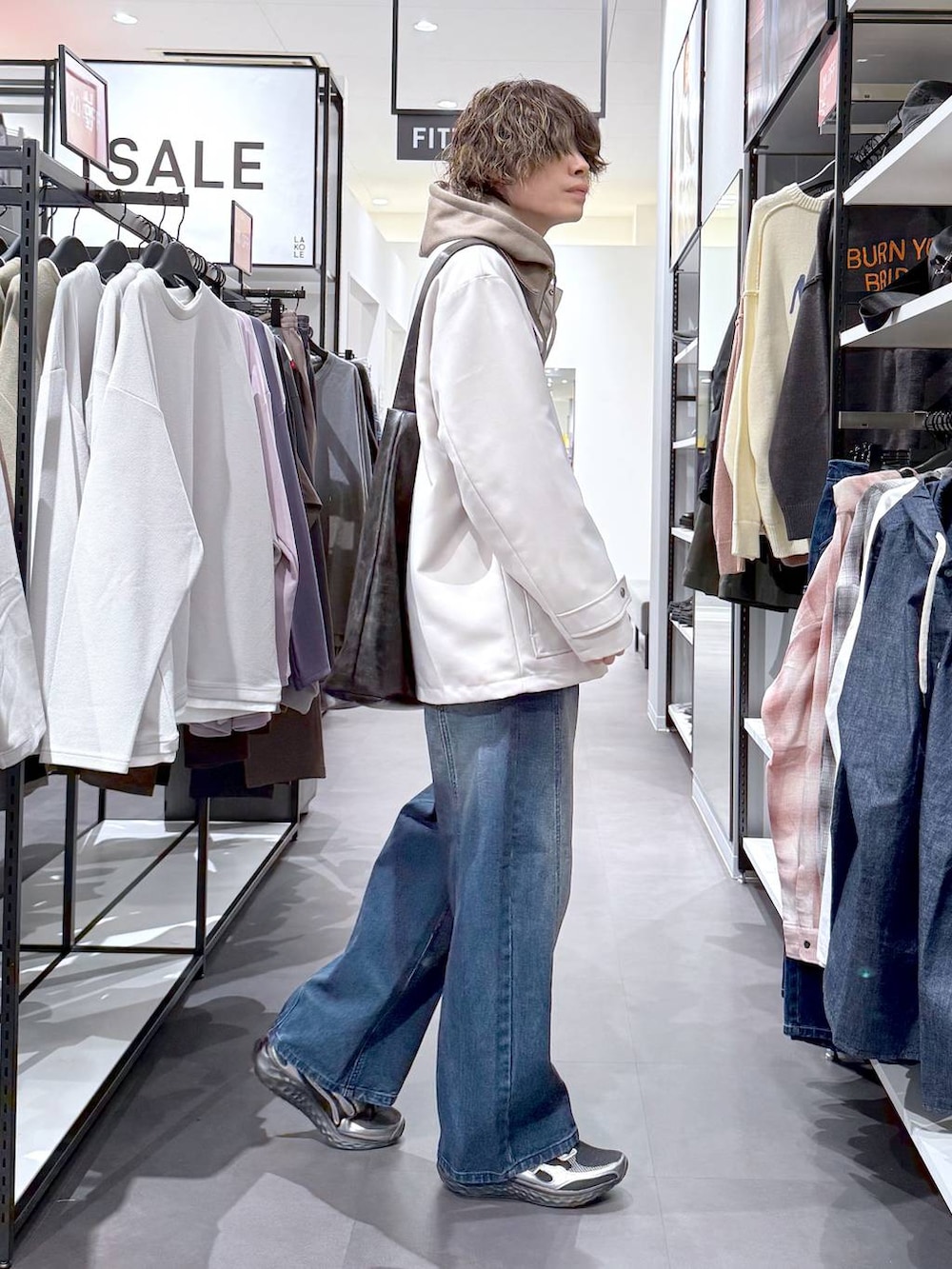 その他のスニーカー、ブラック系のショルダーバッグ、ブルー系のデニムパンツを着用したメンズの春コーディネートの2枚目の写真