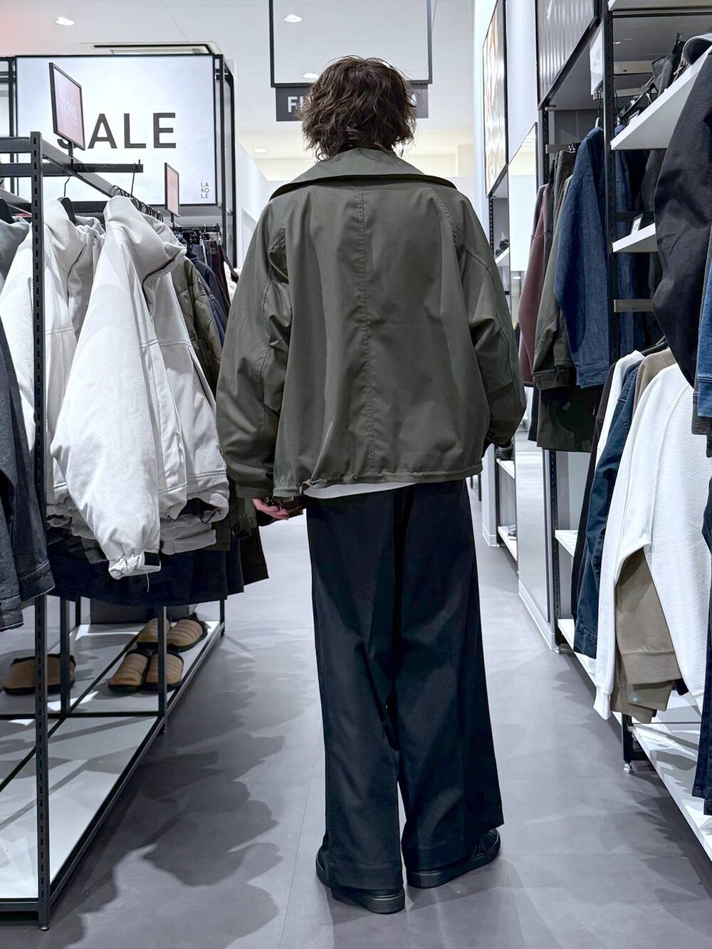 ホワイト系のスウェット、グリーン系のモッズコート、ブラック系のスニーカーを着用したメンズの冬コーディネートの3枚目の写真