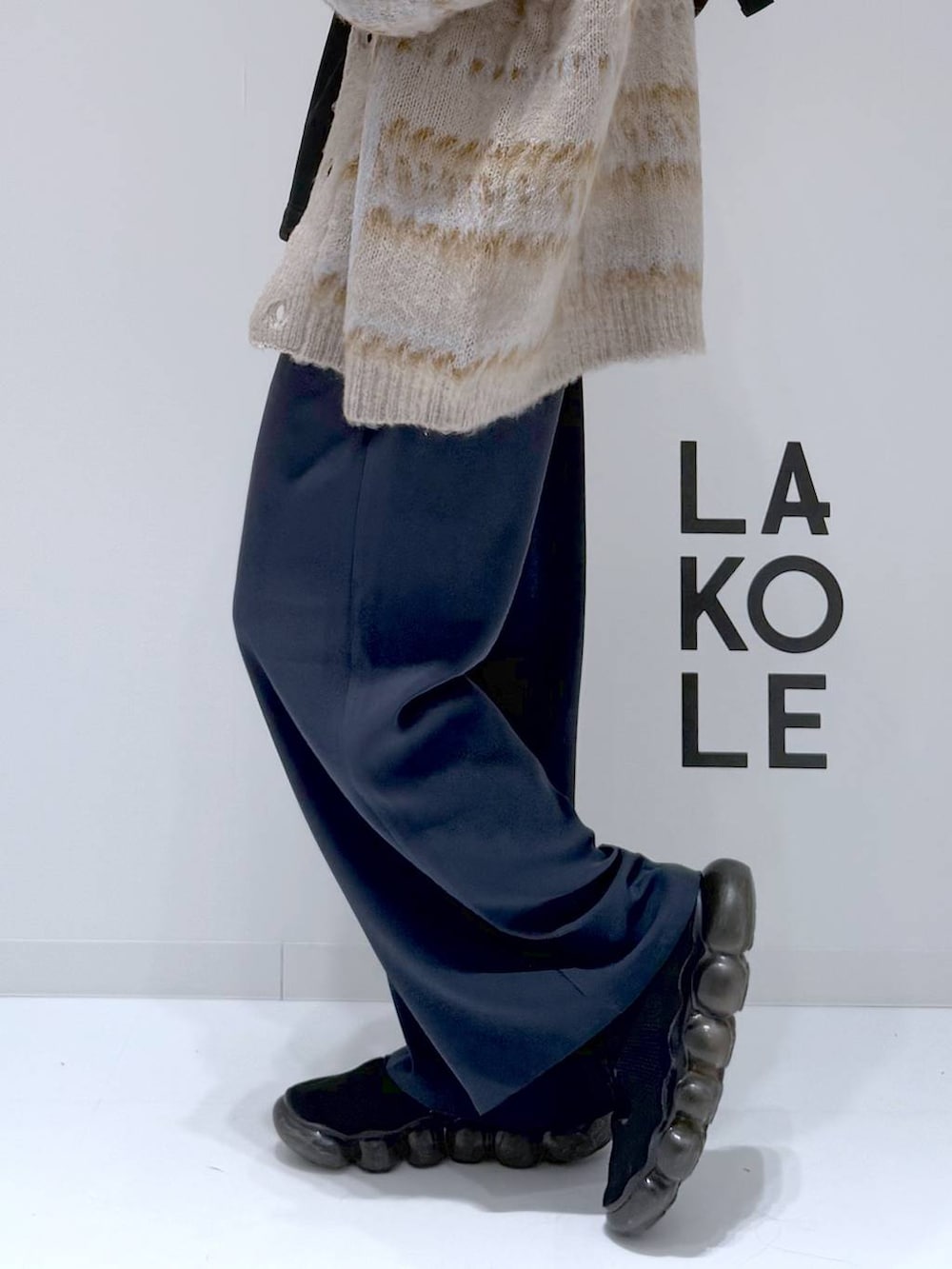 ベージュ系のカーディガン/ボレロ、ブラック系のショルダーバッグ、ブラック系のTシャツ/カットソーを着用したメンズの冬コーディネートの7枚目の写真