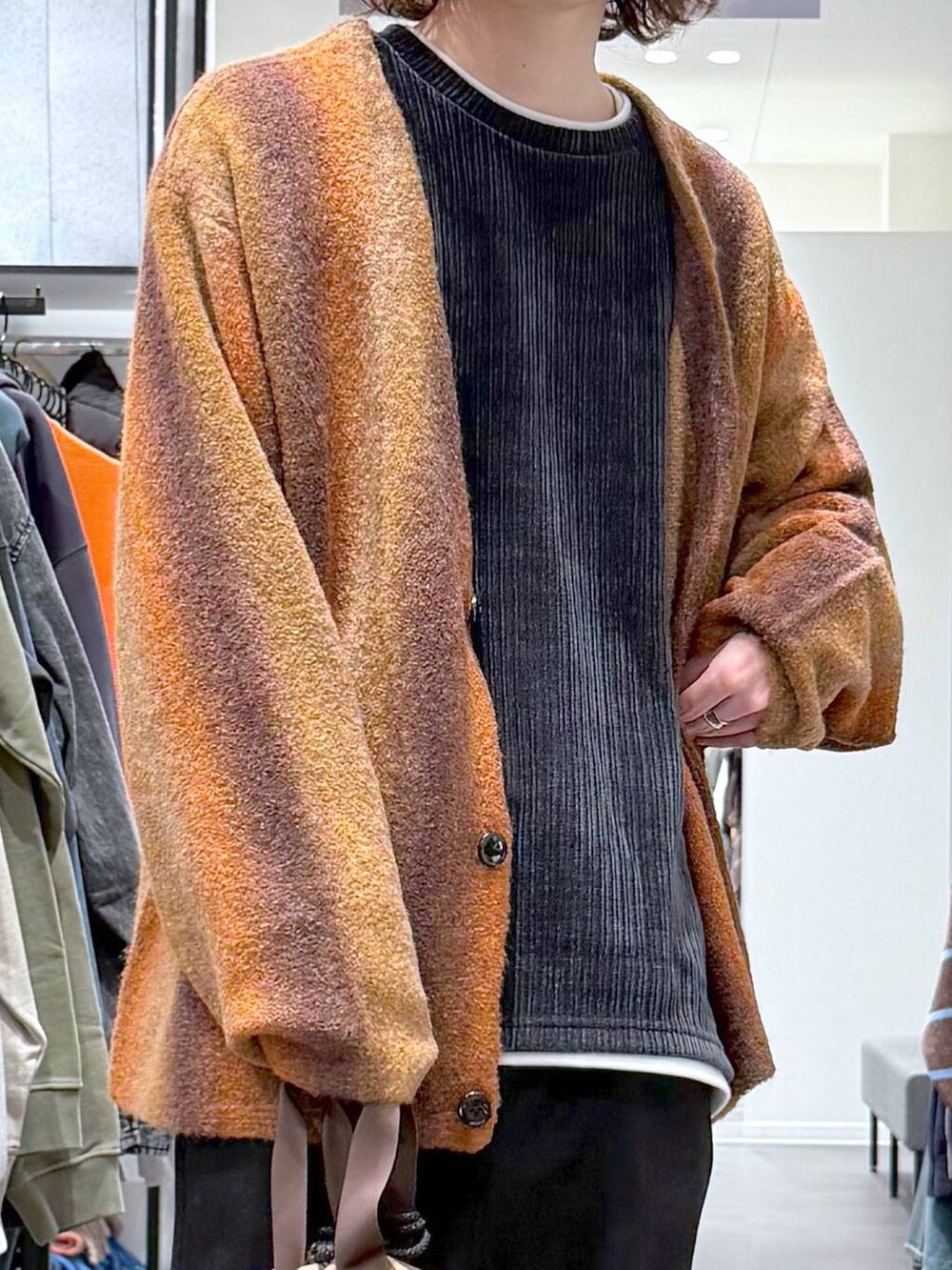 ブラウン系のカーディガン/ボレロ、ブラック系のその他パンツ、ブラック系のスウェットを着用したメンズの冬コーディネートの5枚目の写真