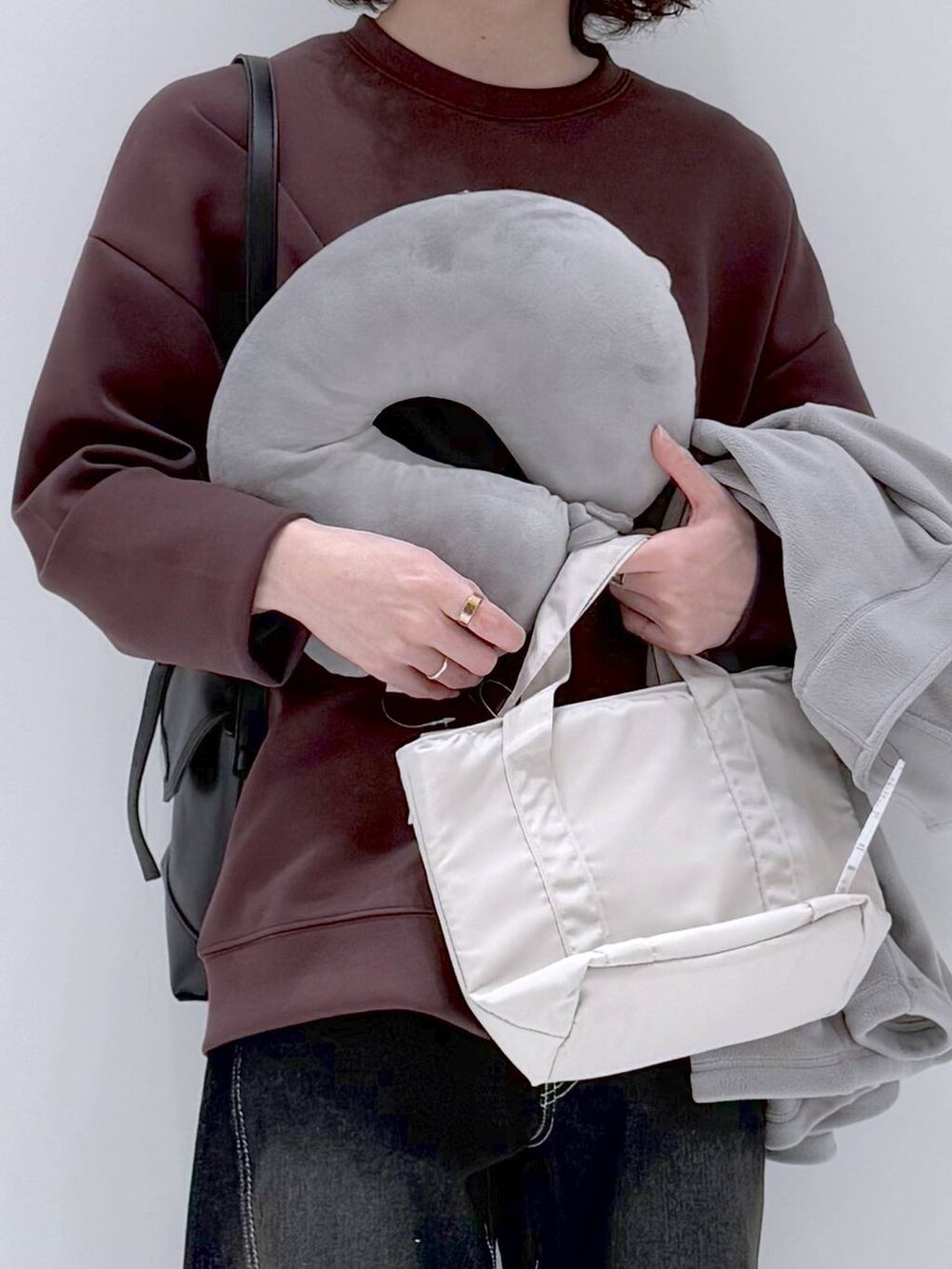 ブラック系のデニムパンツ、ブラウン系のスウェット、グレー系のブルゾンを着用したメンズの冬コーディネートの7枚目の写真