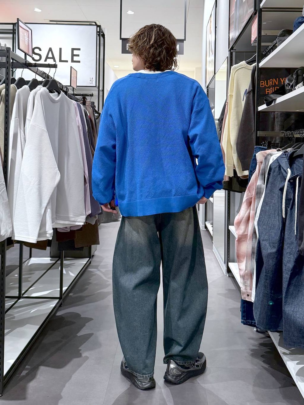 ブルー系のデニムパンツ、ホワイト系のスウェット、ブルー系のカーディガン/ボレロを着用したメンズの春コーディネートの3枚目の写真