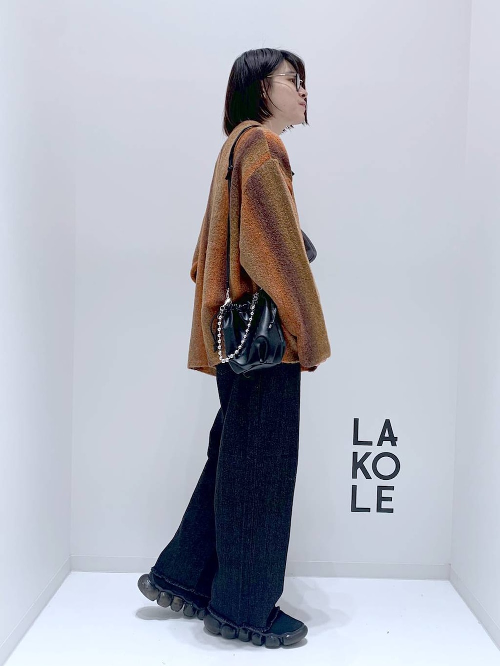 「高見え、個性派、休日コーデ、旅行、どっと変わっちゃえ、LAKOLE、秋コーデ、秋冬新作、秋服準備はじめました、プチプラ、ゆったり、モテ、きれいめ、デート/ロマンティック、ワンマイル」｜「LAKOLEの【撥水】PCケース / 105372（PC・タブレットケース、グレー系）」を使った、まとまとさん（メンズ・175cm）の秋コーディネートの3枚目の写真