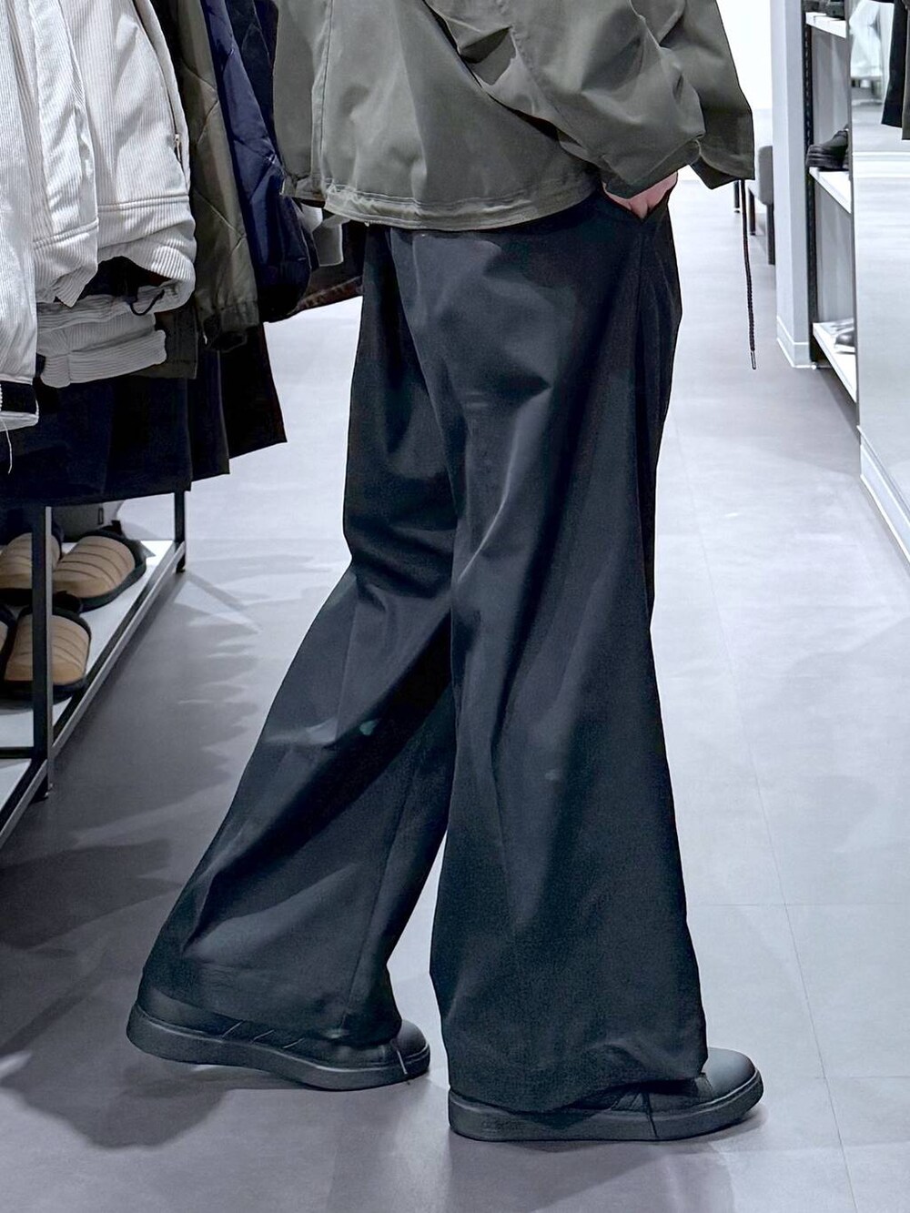 ホワイト系のスウェット、グリーン系のモッズコート、ブラック系のスニーカーを着用したメンズの冬コーディネートの6枚目の写真