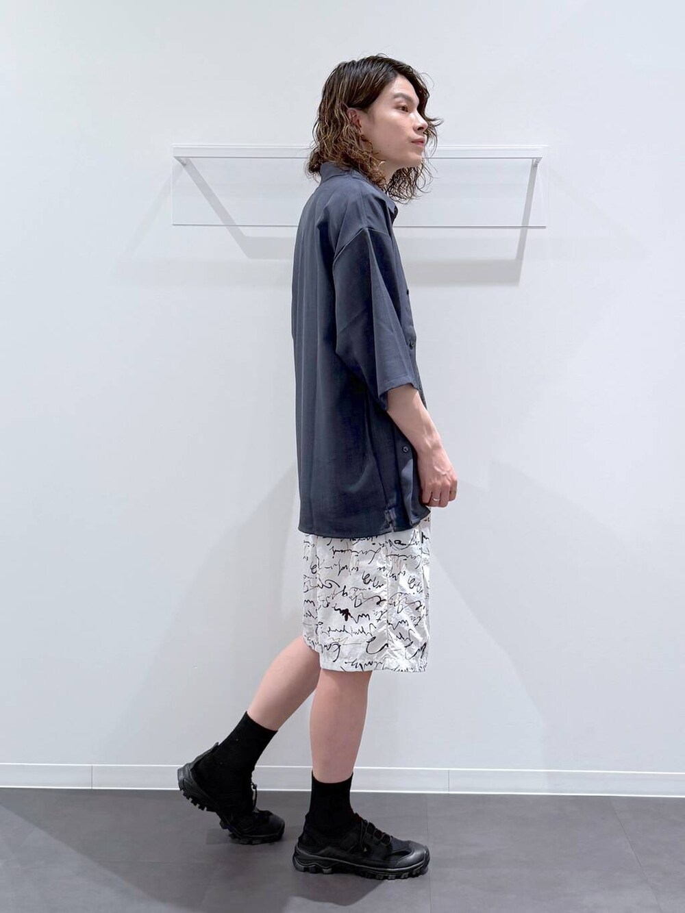 ブルー系のシャツ/ブラウス、ブラック系のサンダル、ホワイト系のその他パンツを着用したメンズの夏コーディネートの2枚目の写真