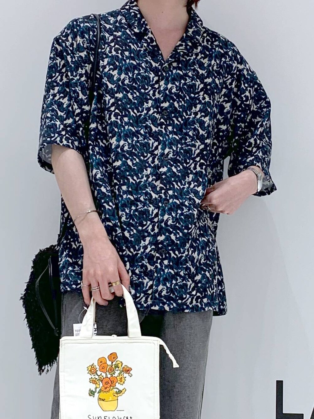 グリーン系のシャツ/ブラウス、ブラック系のショルダーバッグ、グレー系のデニムパンツを着用したメンズの秋コーディネートの5枚目の写真