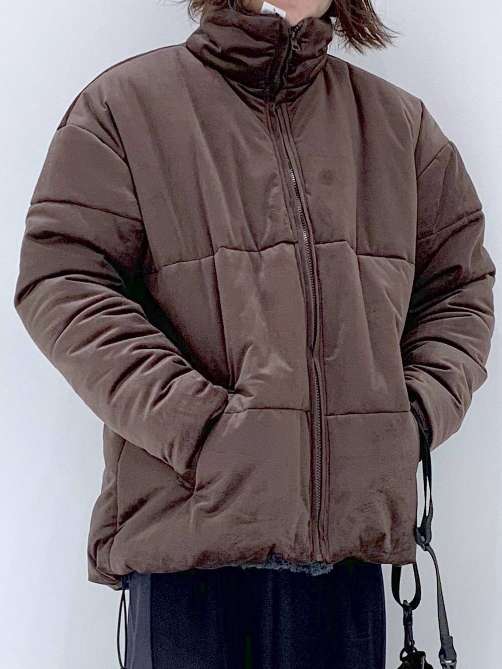 ベージュ系のショルダーバッグ、ブラック系のその他パンツ、ブルー系のニット/セーターを着用したメンズの秋コーディネートの7枚目の写真