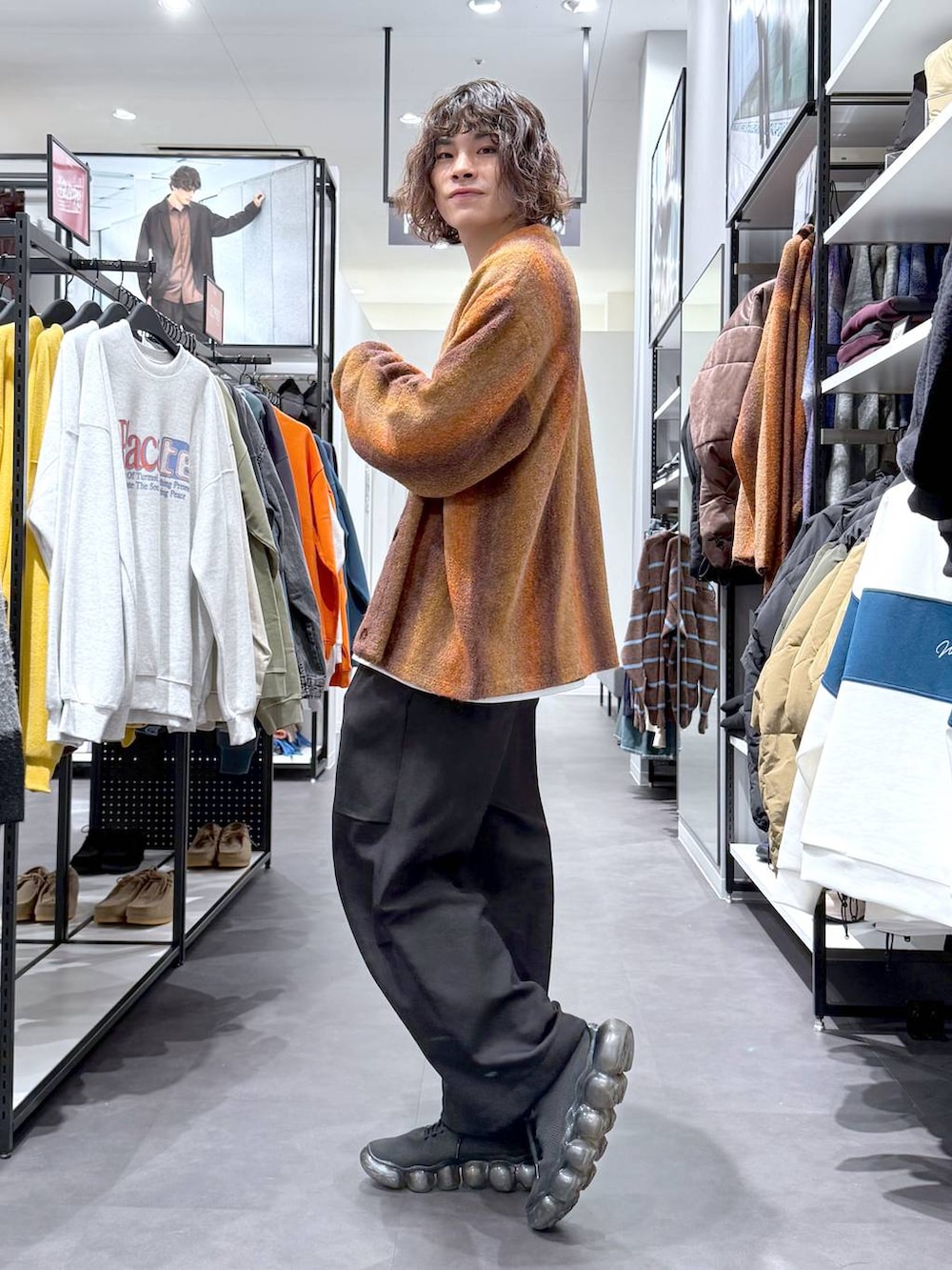 ブラウン系のカーディガン/ボレロ、ブラック系のその他パンツ、ブラック系のスウェットを着用したメンズの冬コーディネートの4枚目の写真