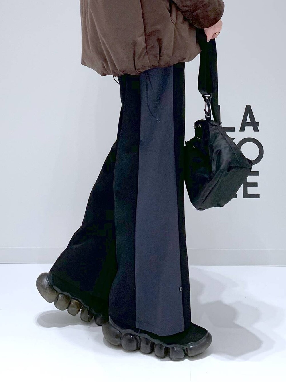 ベージュ系のショルダーバッグ、ブラック系のその他パンツ、ブルー系のニット/セーターを着用したメンズの秋コーディネートの9枚目の写真