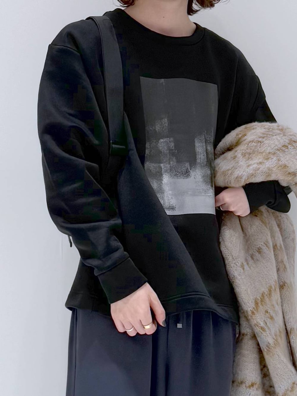 ベージュ系のカーディガン/ボレロ、ブラック系のショルダーバッグ、ブラック系のTシャツ/カットソーを着用したメンズの冬コーディネートの8枚目の写真