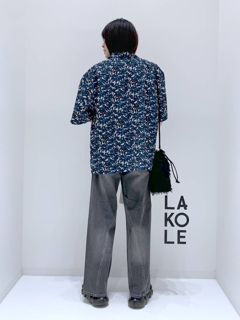 グリーン系のシャツ/ブラウス、ブラック系のショルダーバッグ、グレー系のデニムパンツを着用したメンズの秋コーディネートの3枚目の写真