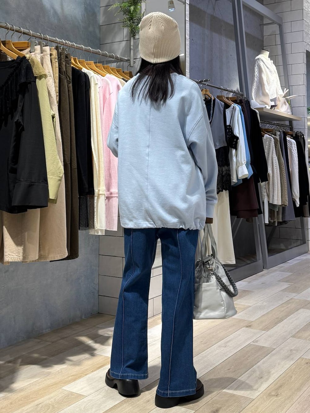 ブルー系のその他パンツ、ブラウン系のサンダル、グレー系のショルダーバッグを着用したレディースの春コーディネートの3枚目の写真