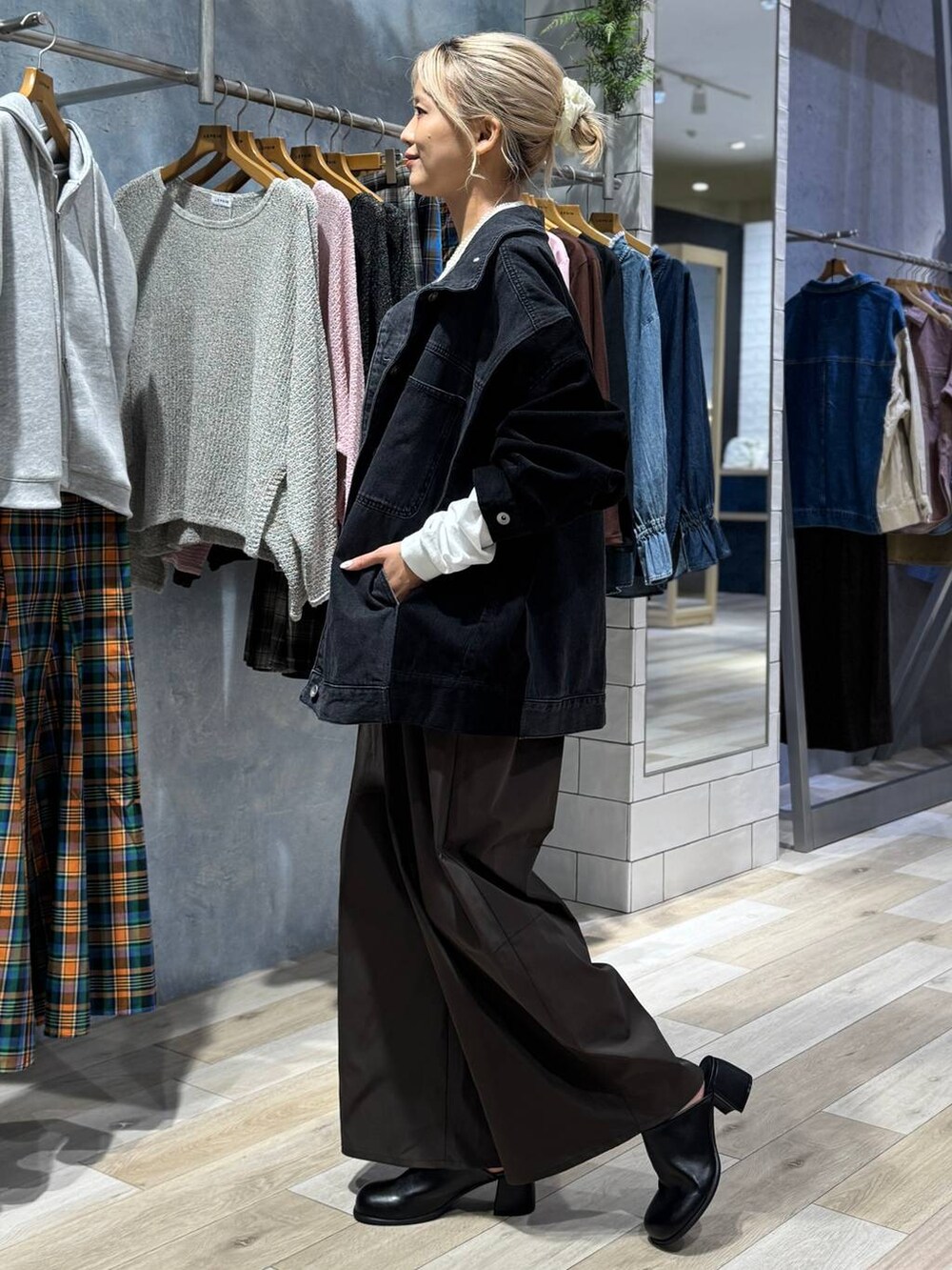 ブラウン系のその他パンツ、ブラック系のその他シューズ、ベージュ系のショルダーバッグを着用したレディースの秋コーディネートの2枚目の写真