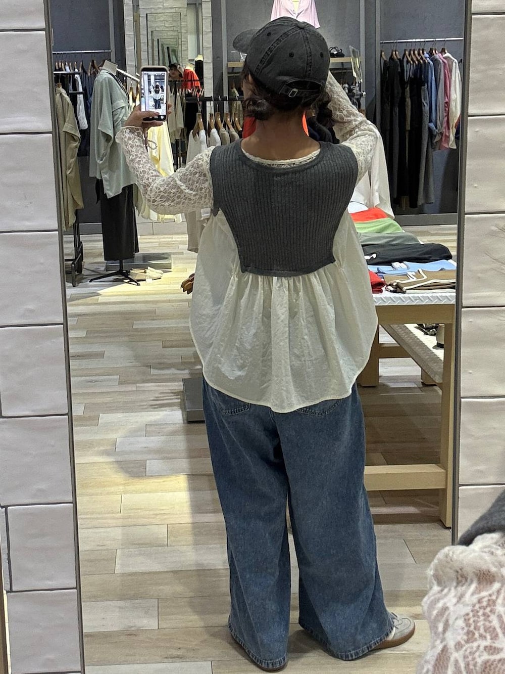 ブルー系のデニムパンツ、ホワイト系のシャツ/ブラウス、グレー系のベストを着用したレディースの春コーディネートの4枚目の写真