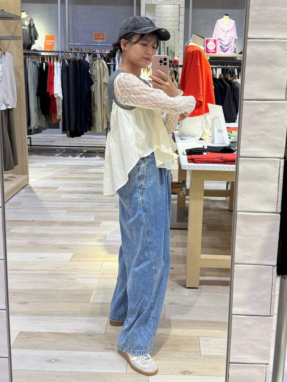ブルー系のデニムパンツ、ホワイト系のシャツ/ブラウス、グレー系のベストを着用したレディースの春コーディネートの3枚目の写真