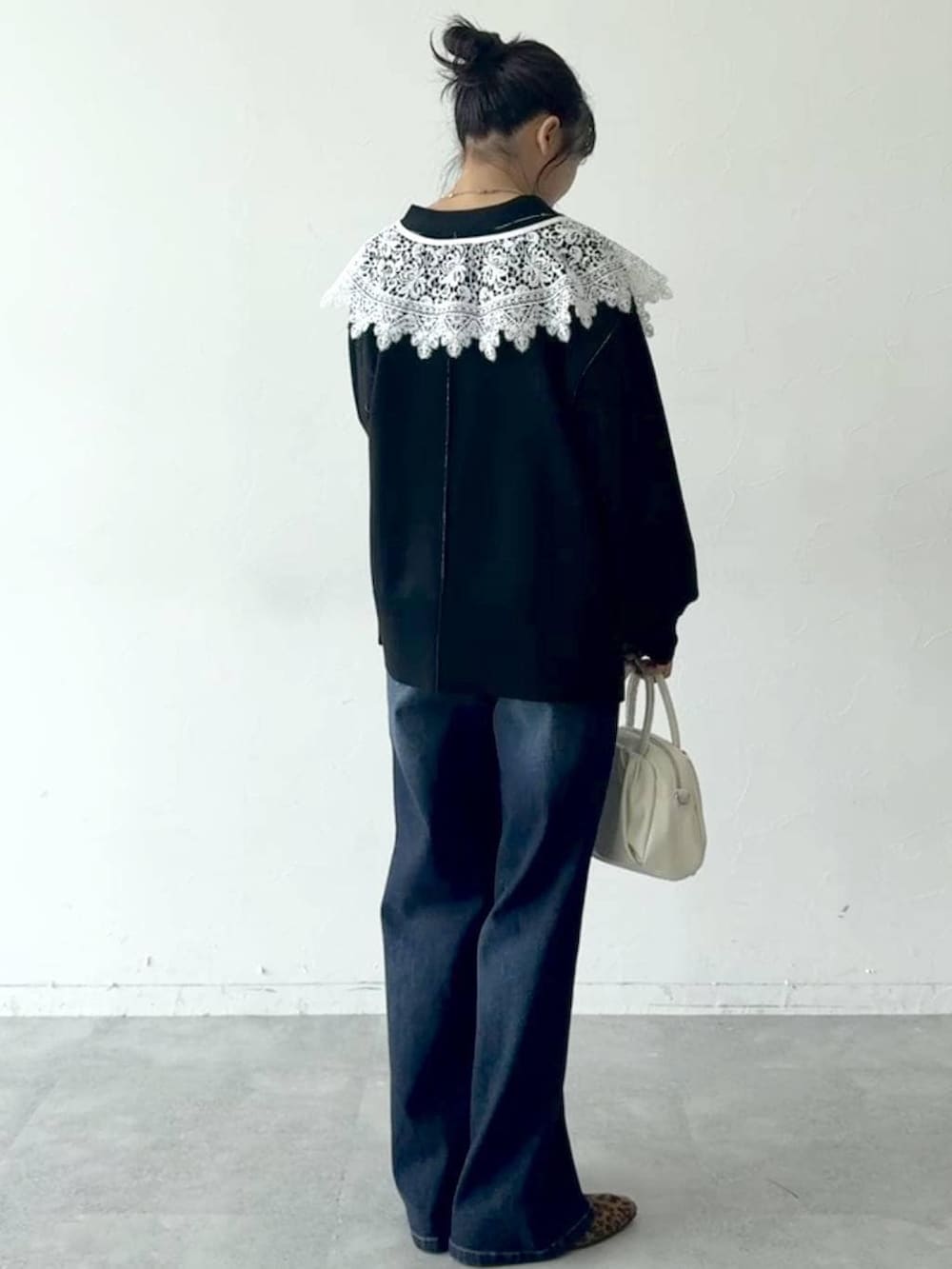 ホワイト系のショルダーバッグ、ブラック系のカーディガン/ボレロ、その他のパンプスを着用したレディースの秋コーディネートの2枚目の写真
