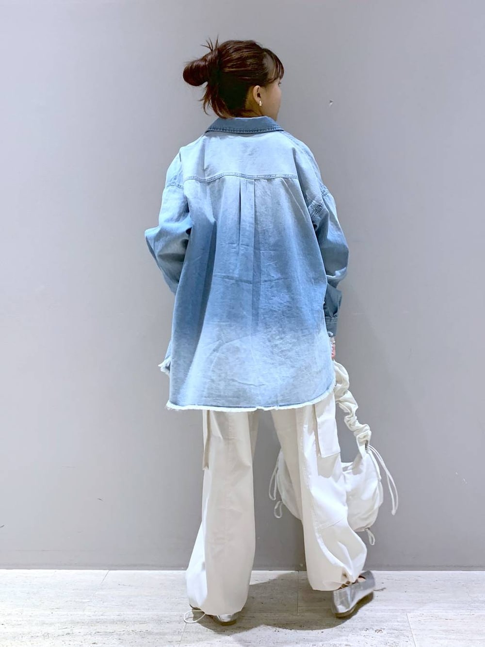 ホワイト系のTシャツ/カットソー、ブルー系のシャツ/ブラウス、ホワイト系のカーゴパンツを着用したレディースの春コーディネートの3枚目の写真