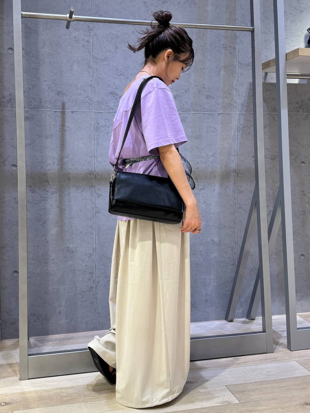 パープル系のTシャツ/カットソー、ブラック系のショルダーバッグ、ブラウン系のサンダルを着用したレディースの夏コーディネートの4枚目の写真