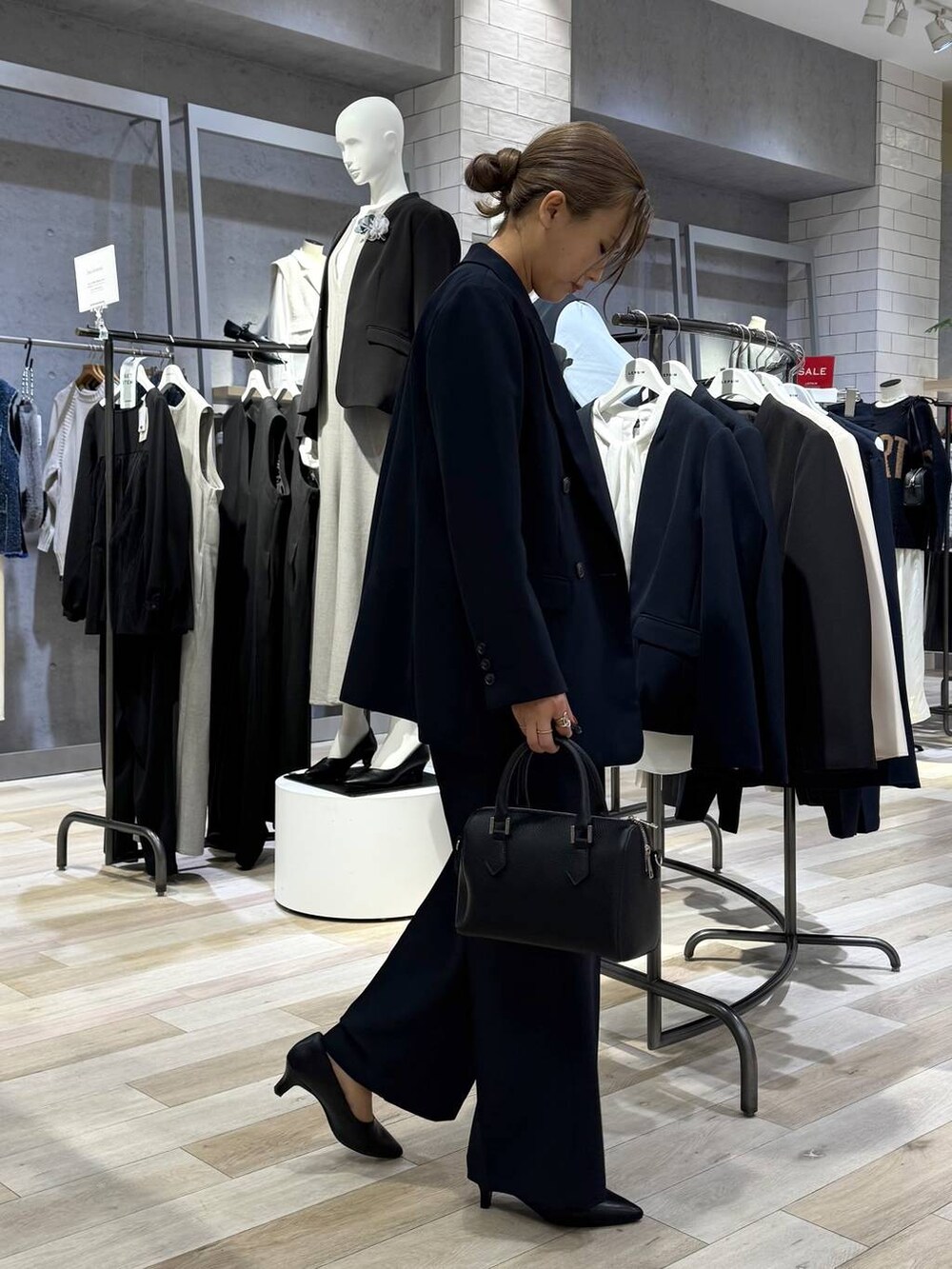 ブルー系のスーツパンツ、ブルー系のシャツ/ブラウス、ブラック系のパンプスを着用したレディースの冬コーディネートの4枚目の写真