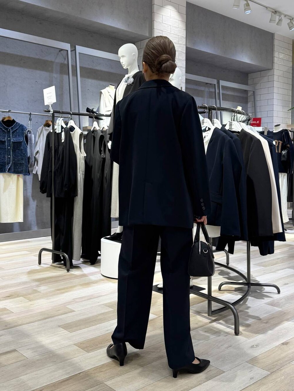 ブルー系のスーツパンツ、ブルー系のシャツ/ブラウス、ブラック系のパンプスを着用したレディースの冬コーディネートの3枚目の写真