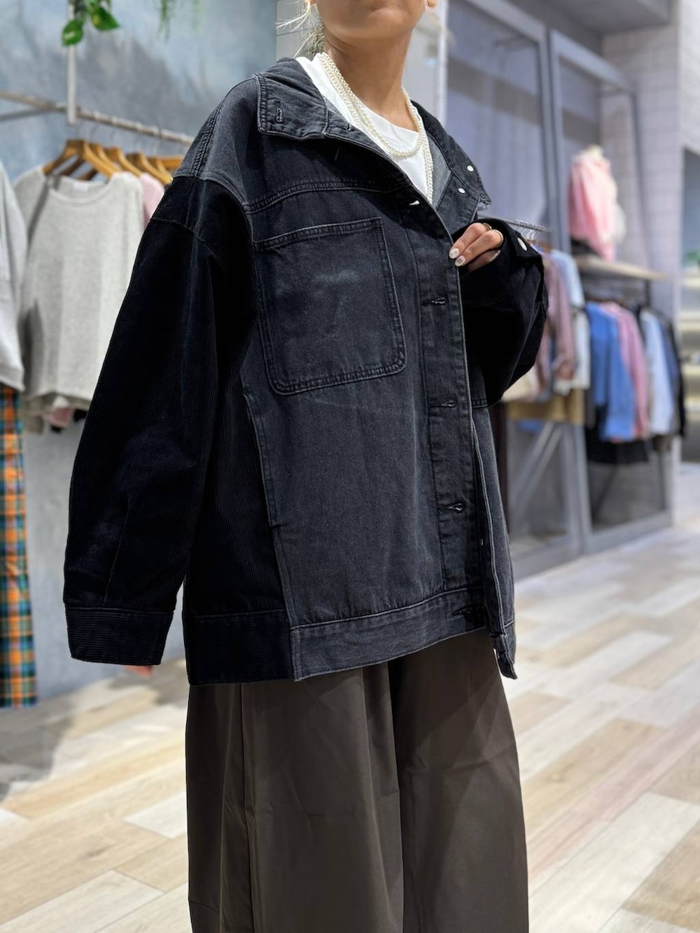 ブラウン系のその他パンツ、ブラック系のその他シューズ、ベージュ系のショルダーバッグを着用したレディースの秋コーディネートの5枚目の写真