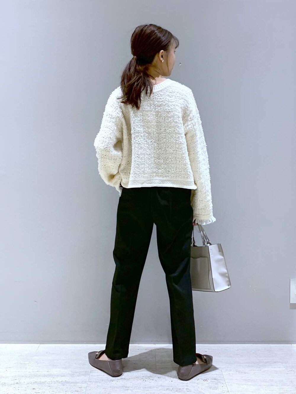 ブラック系のその他パンツ、ブラウン系のローファー、ベージュ系のショルダーバッグを着用したレディースの秋コーディネートの3枚目の写真