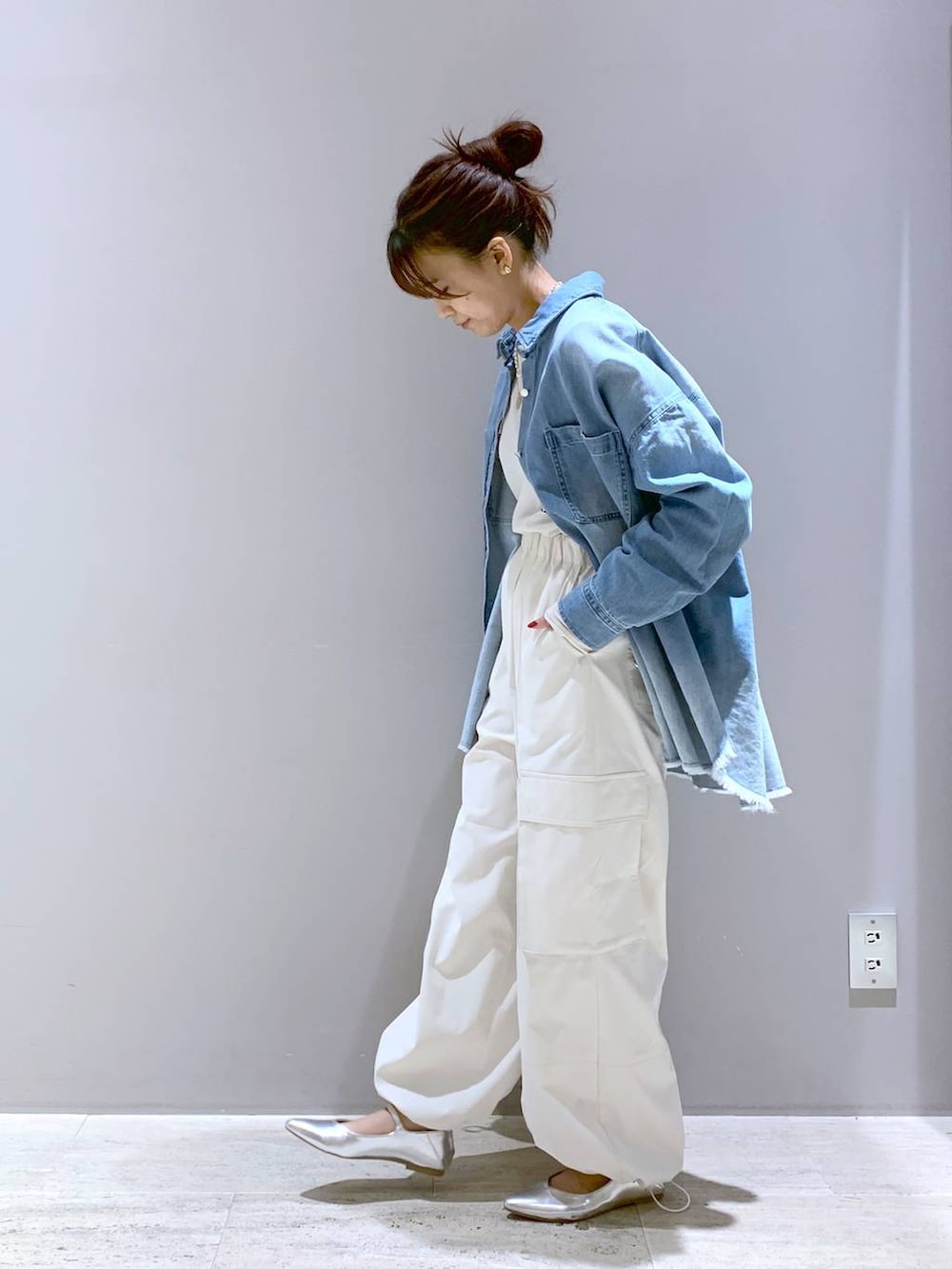 ホワイト系のTシャツ/カットソー、ブルー系のシャツ/ブラウス、ホワイト系のカーゴパンツを着用したレディースの春コーディネートの2枚目の写真