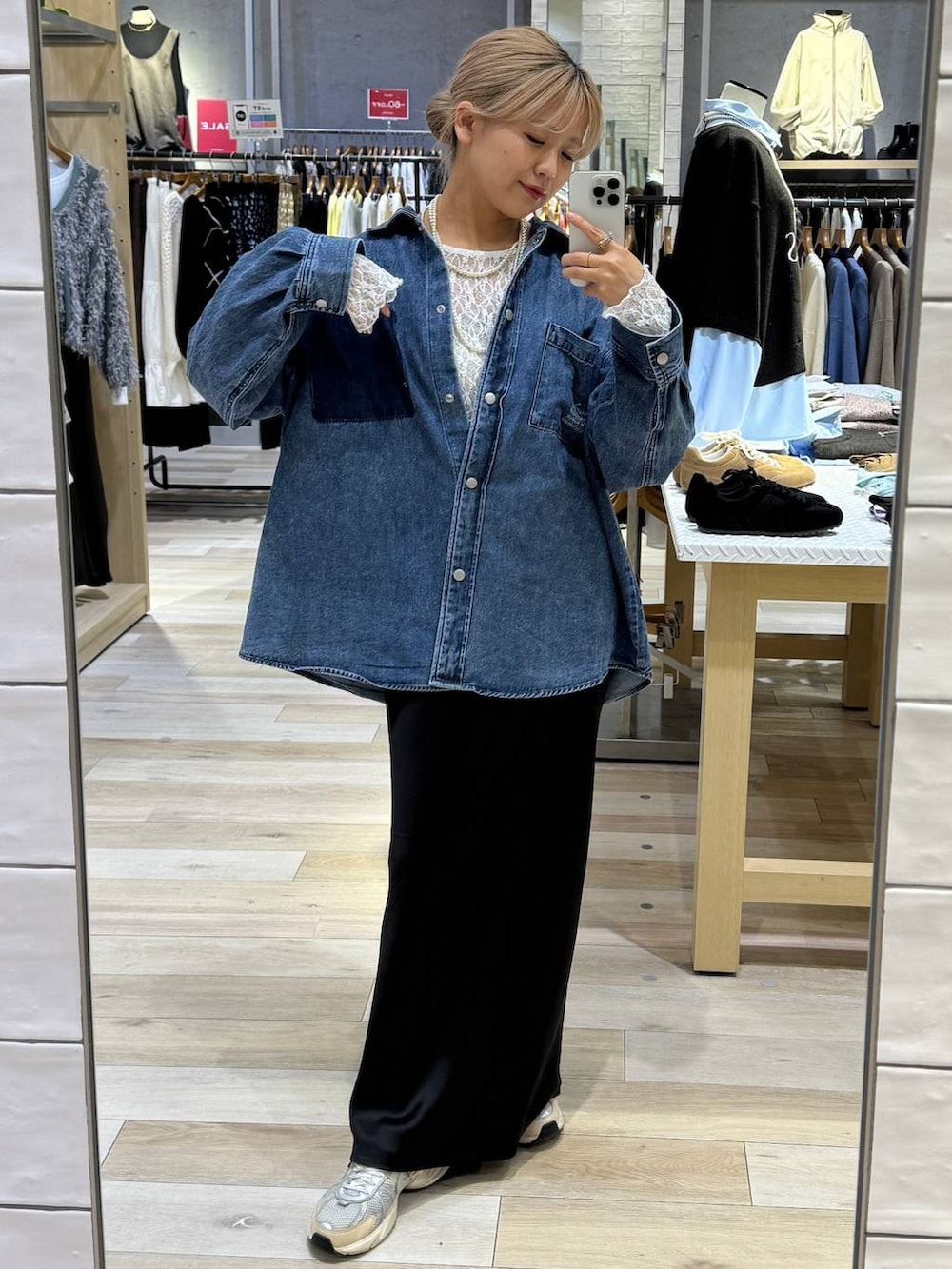 ブラック系のスカート、ブルー系のシャツ/ブラウス、ホワイト系のTシャツ/カットソーを着用したレディースの冬コーディネートの2枚目の写真