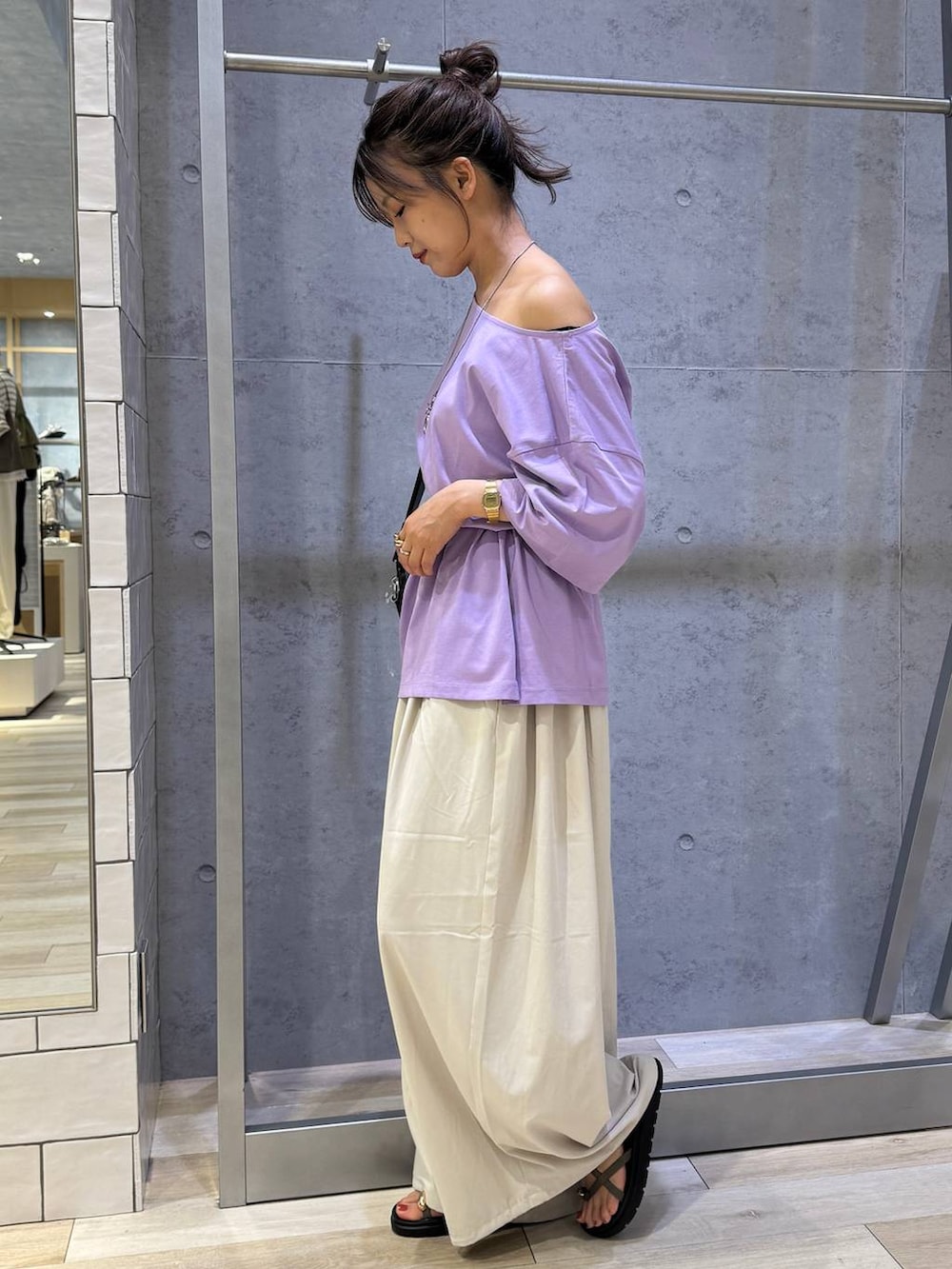 パープル系のTシャツ/カットソー、ブラック系のショルダーバッグ、ブラウン系のサンダルを着用したレディースの夏コーディネートの2枚目の写真