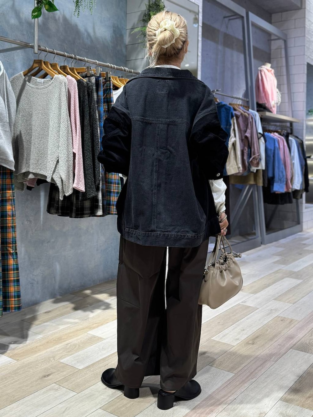 ブラウン系のその他パンツ、ブラック系のその他シューズ、ベージュ系のショルダーバッグを着用したレディースの秋コーディネートの3枚目の写真