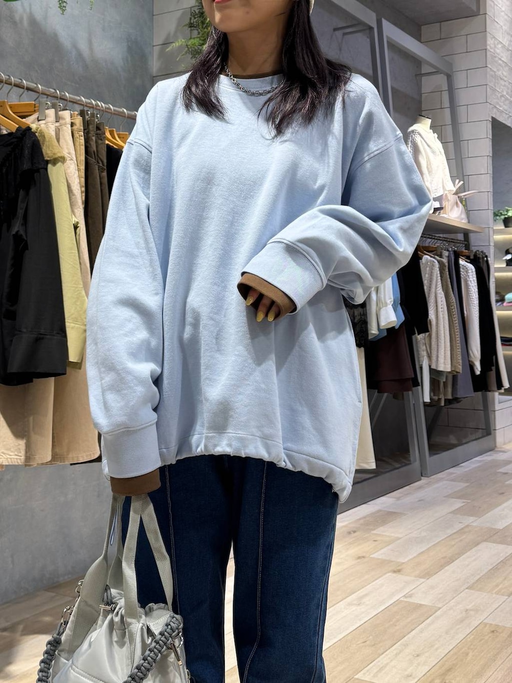 ブルー系のその他パンツ、ブラウン系のサンダル、グレー系のショルダーバッグを着用したレディースの春コーディネートの5枚目の写真