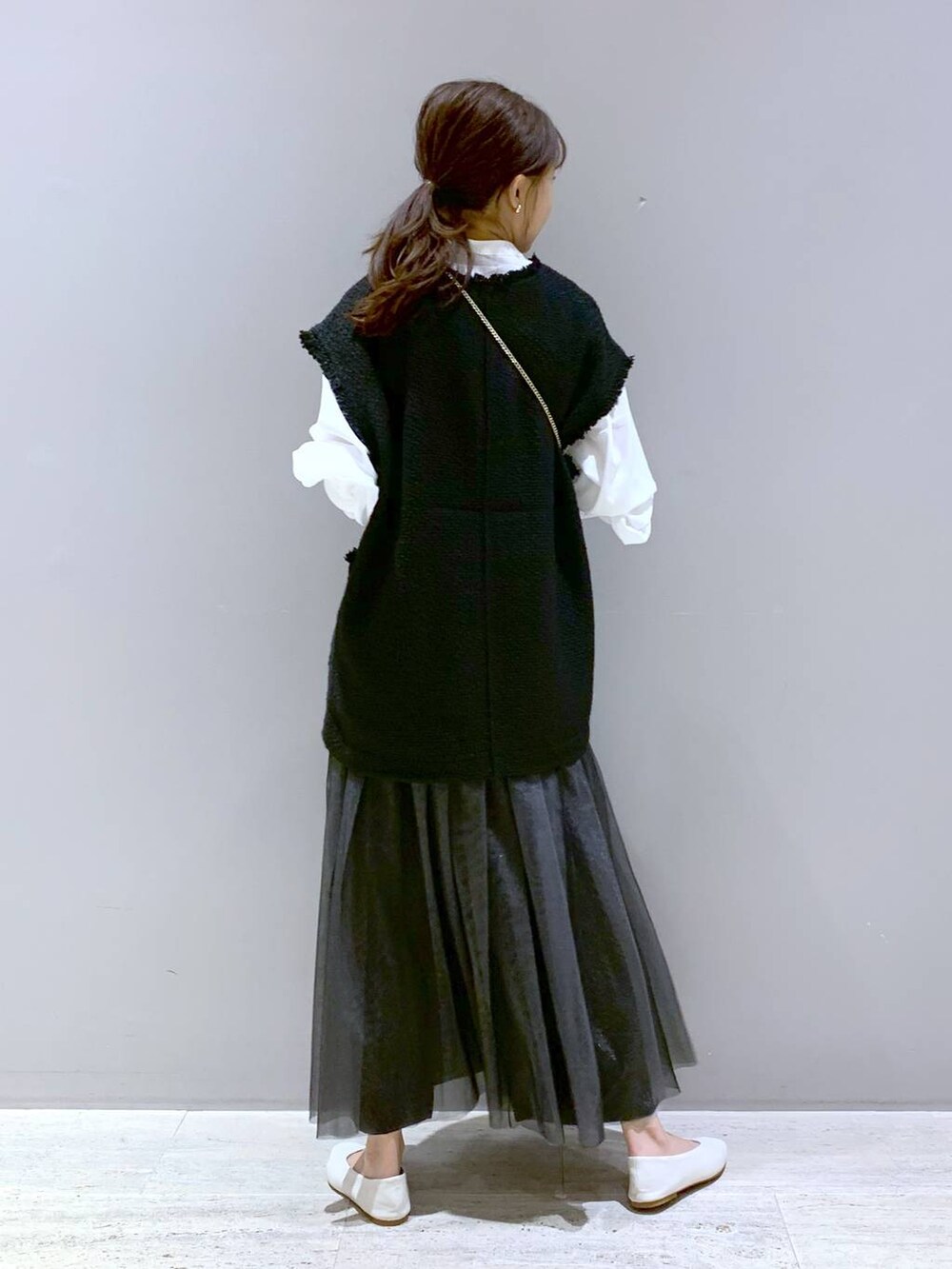 ホワイト系のパンプス、ベージュ系のショルダーバッグ、ホワイト系のシャツ/ブラウスを着用したレディースの秋コーディネートの3枚目の写真