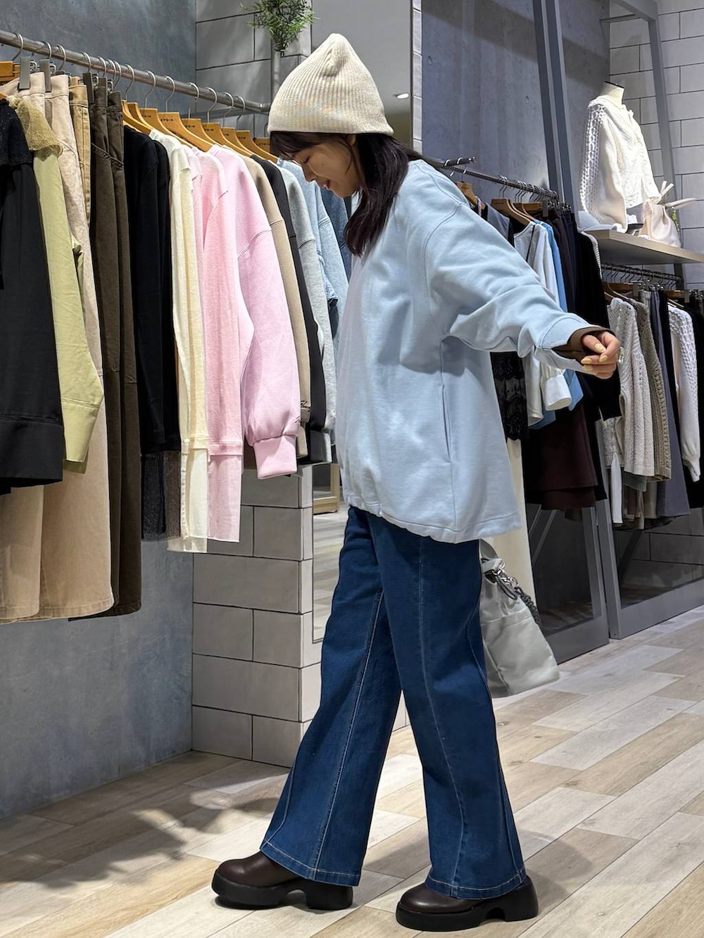 ブルー系のその他パンツ、ブラウン系のサンダル、グレー系のショルダーバッグを着用したレディースの春コーディネートの2枚目の写真