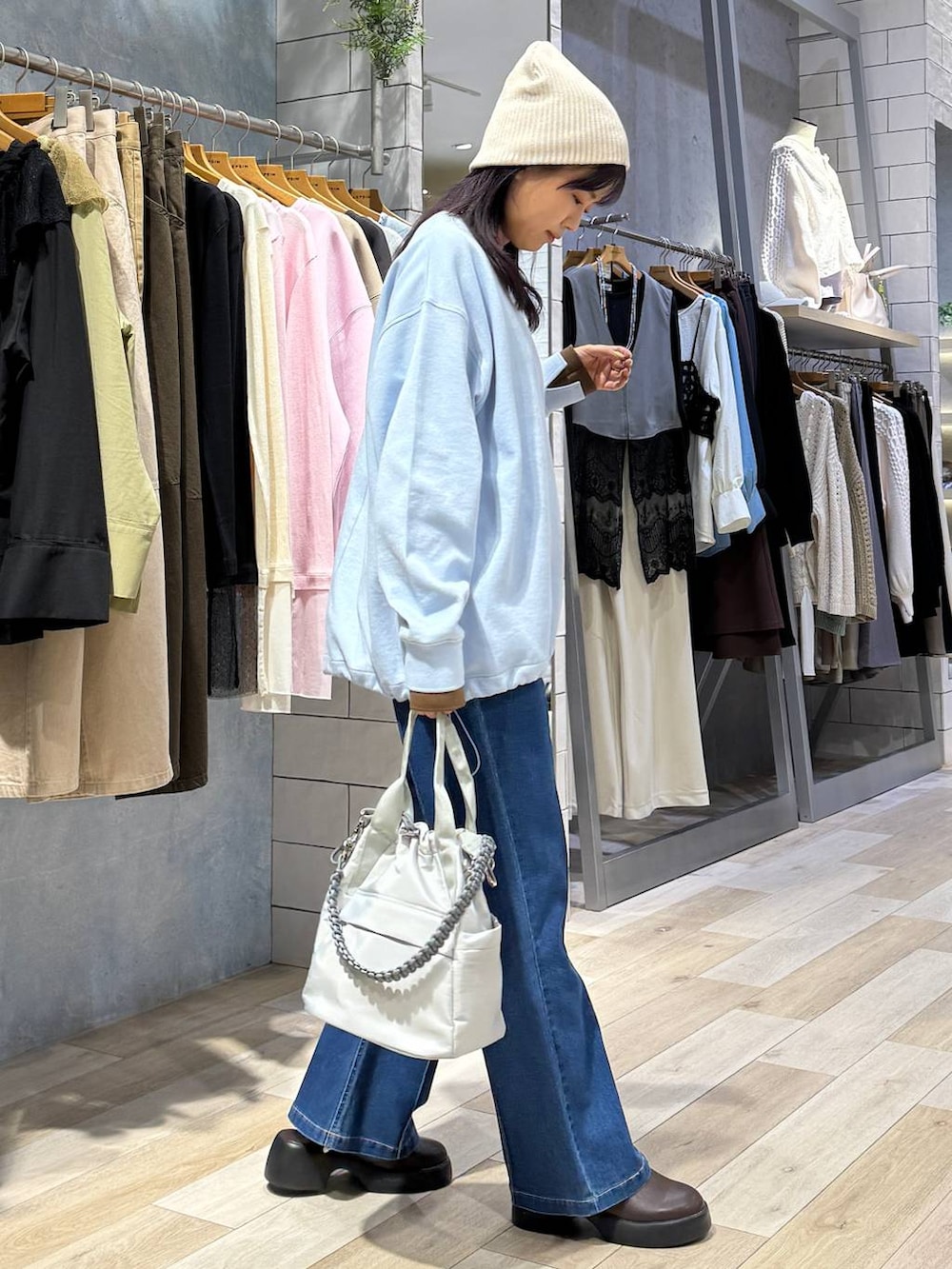 ブルー系のその他パンツ、ブラウン系のサンダル、グレー系のショルダーバッグを着用したレディースの春コーディネートの4枚目の写真