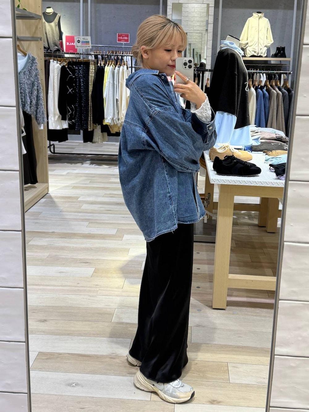 ブラック系のスカート、ブルー系のシャツ/ブラウス、ホワイト系のTシャツ/カットソーを着用したレディースの冬コーディネートの3枚目の写真