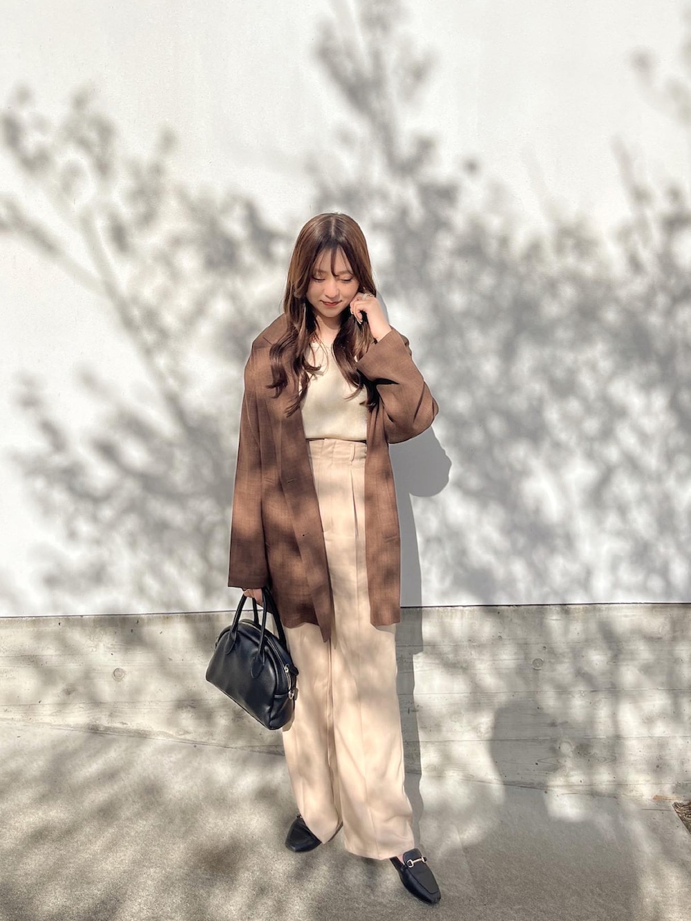 ベージュ系のニット/セーター、ブラウン系のテーラードジャケット、その他のパンツを着用したレディースの春コーディネートの2枚目の写真