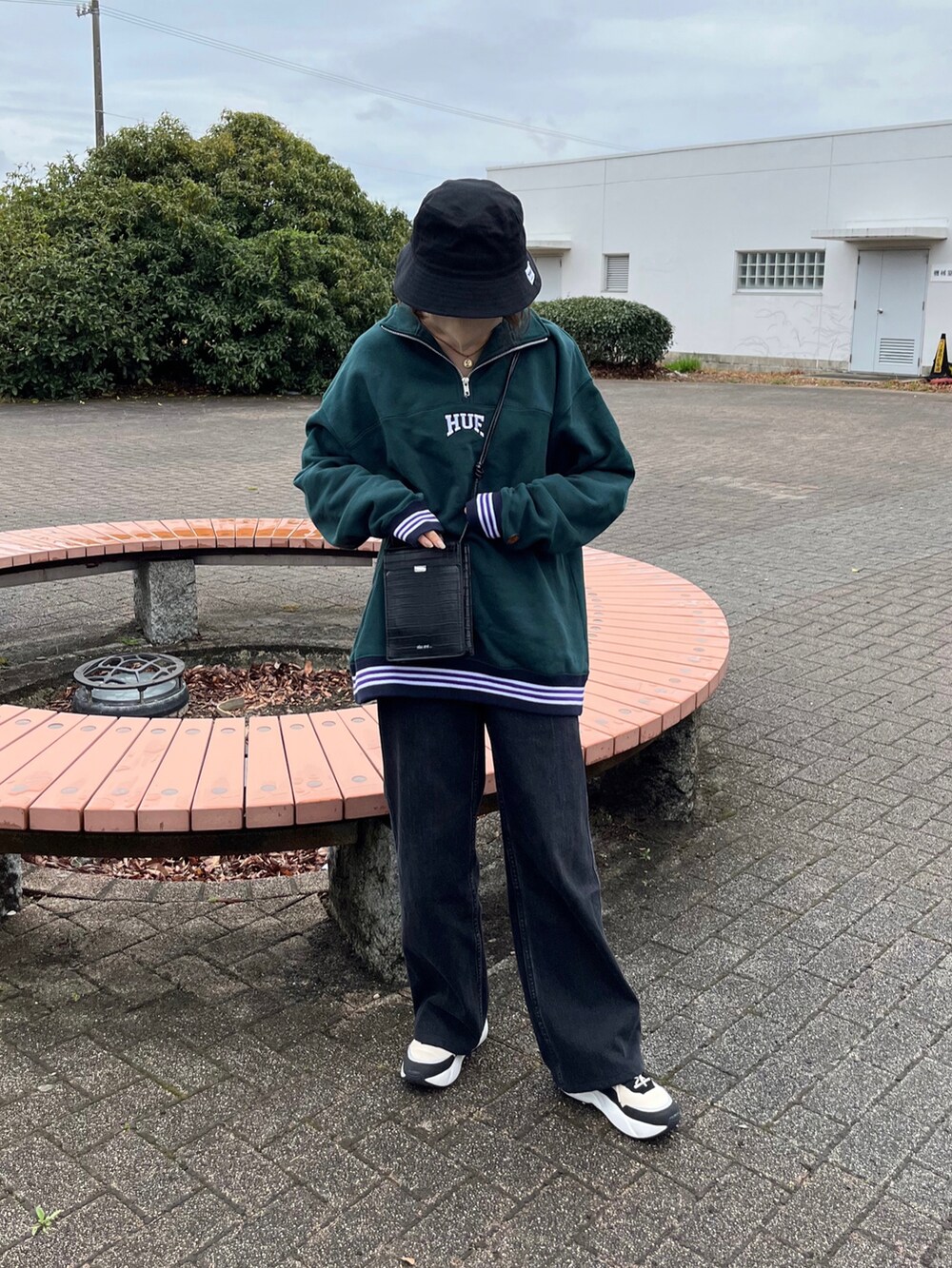 グリーン系のスウェット、その他のショルダーバッグ、ブラック系のデニムパンツを着用したレディースの春コーディネートの2枚目の写真