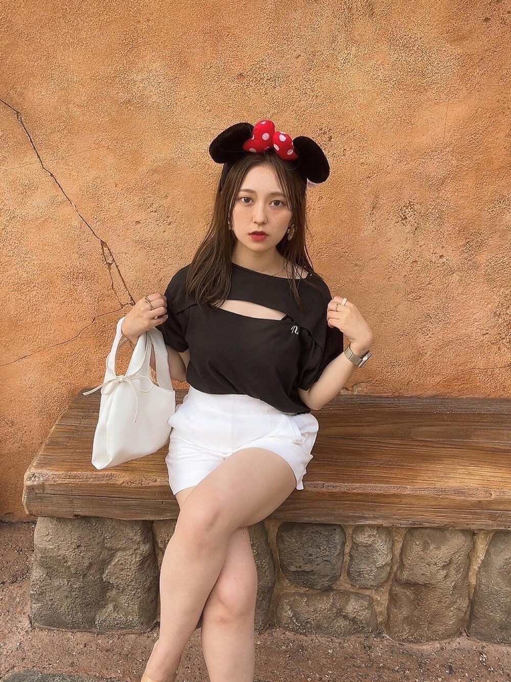 ブラック系のTシャツ/カットソー、ホワイト系のパンツ、ホワイト系のトートバッグを着用したレディースの夏コーディネートの2枚目の写真