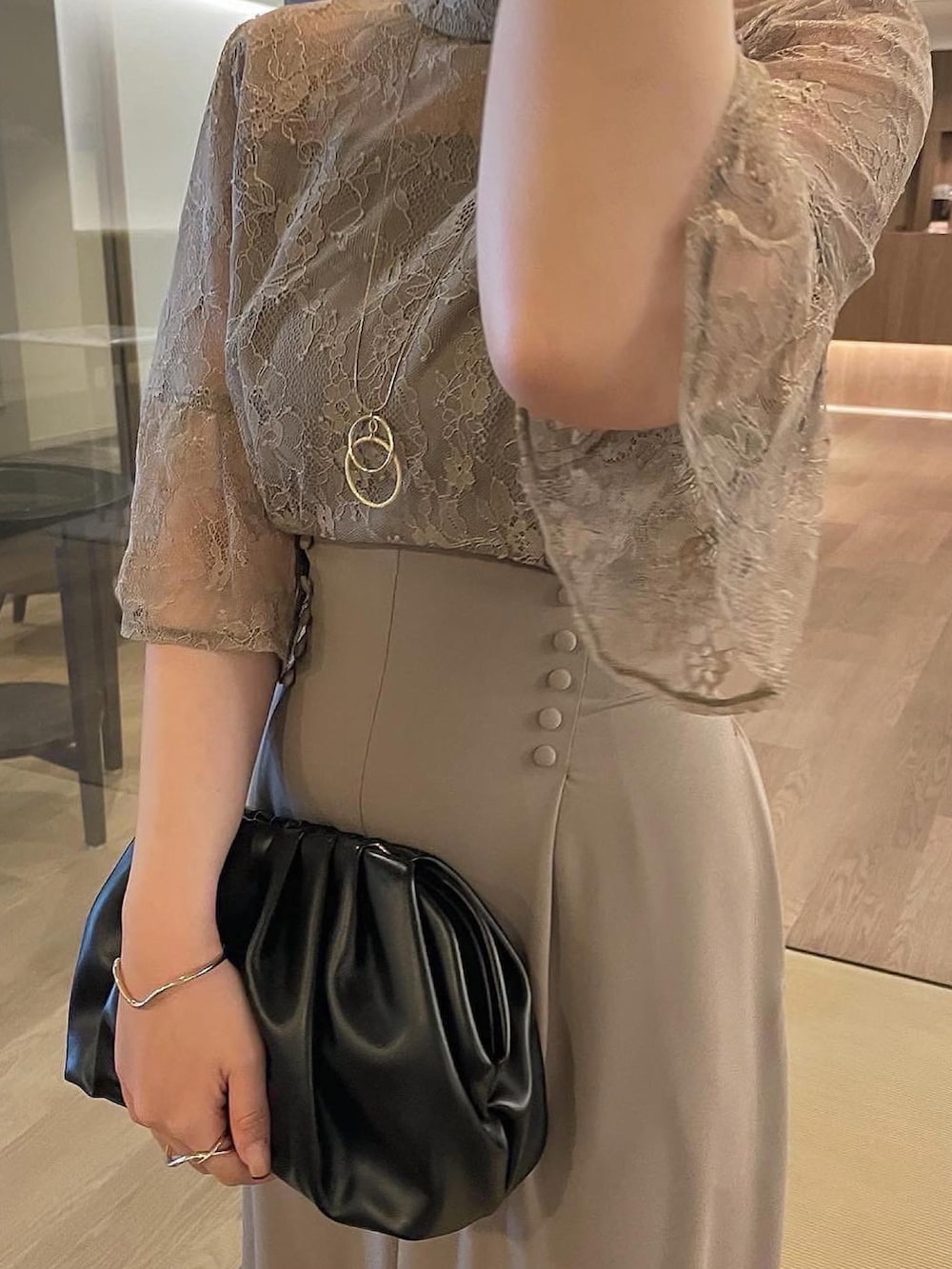 ベージュ系のつなぎ/オールインワン、ブラック系のクラッチバッグ、ブラック系のパンプスを着用したレディースの春コーディネートの2枚目の写真