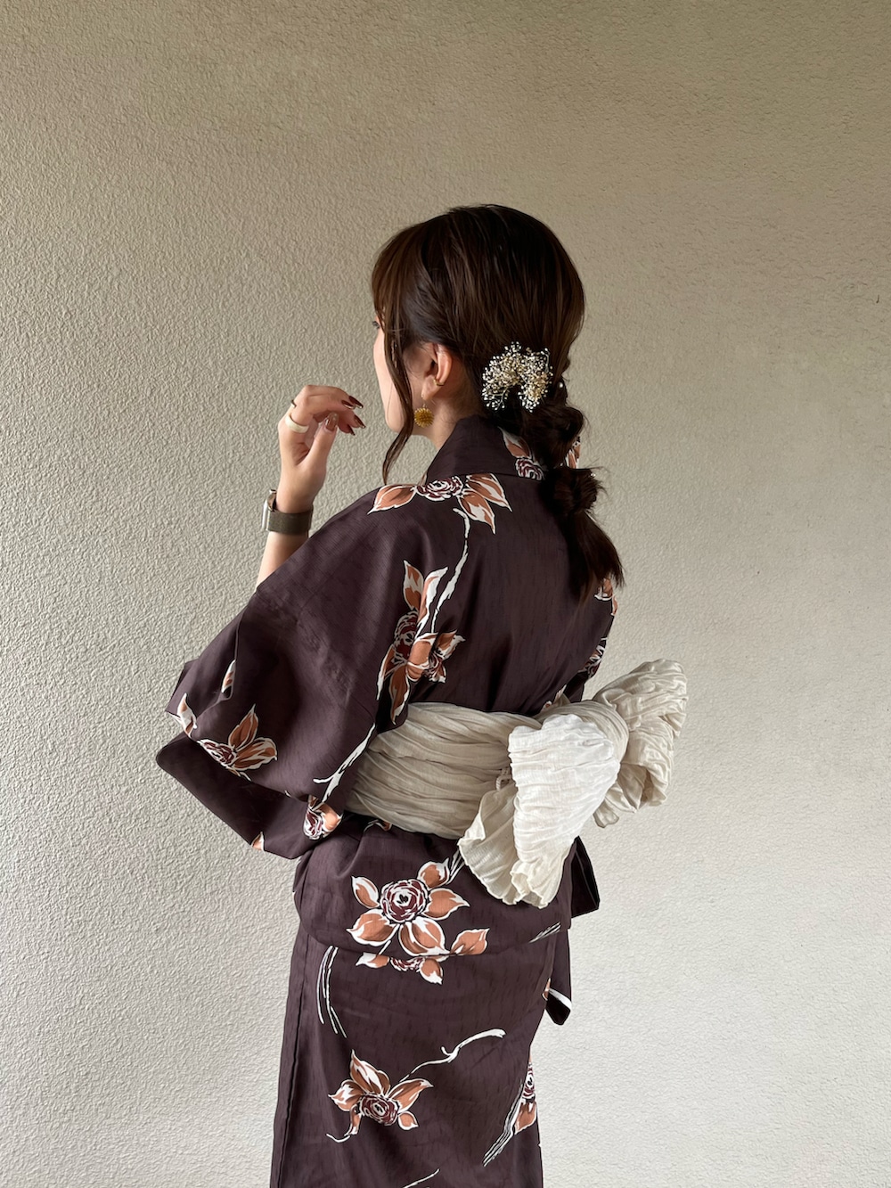 ベージュ系のかごバッグ、ブラウン系の浴衣を着用したレディースの夏コーディネートの2枚目の写真