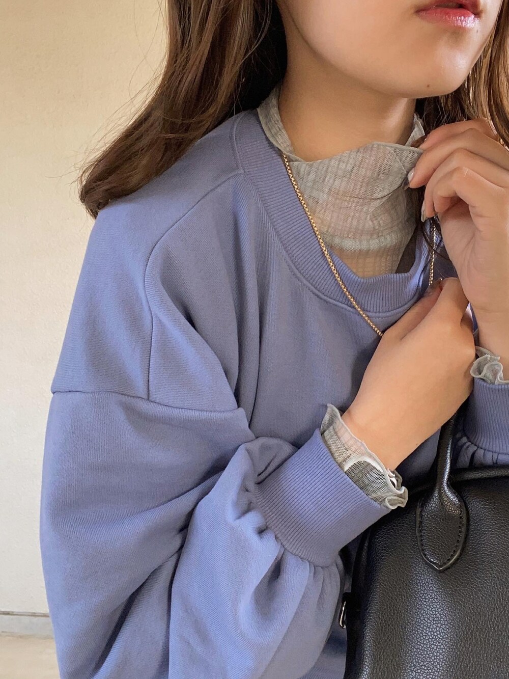 ブルー系のスウェット、ブルー系のTシャツ/カットソー、ブラック系のその他パンツを着用したレディースの春コーディネートの2枚目の写真