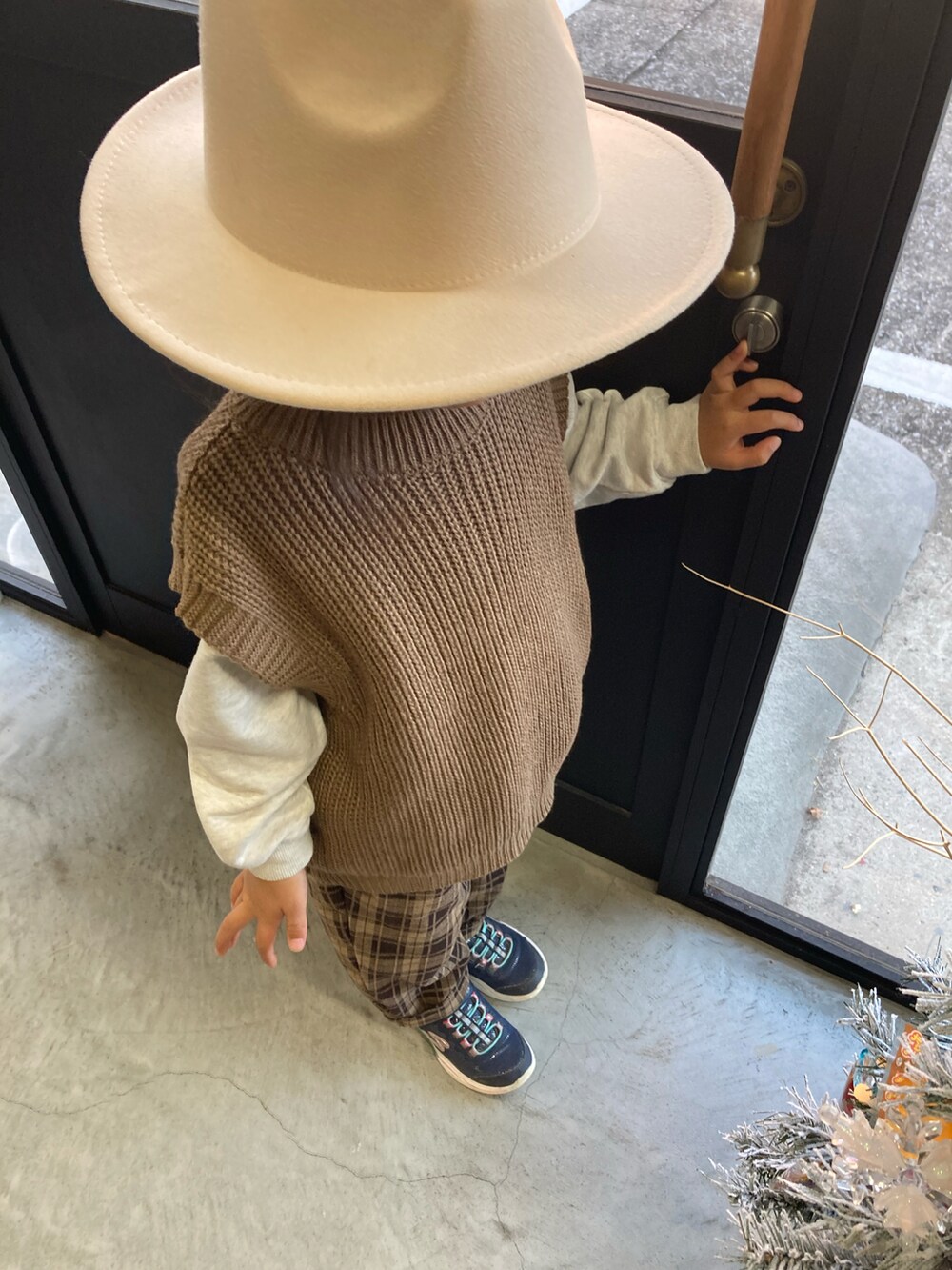 ブラウン系のトップスを着用したレディースの冬コーディネートの2枚目の写真