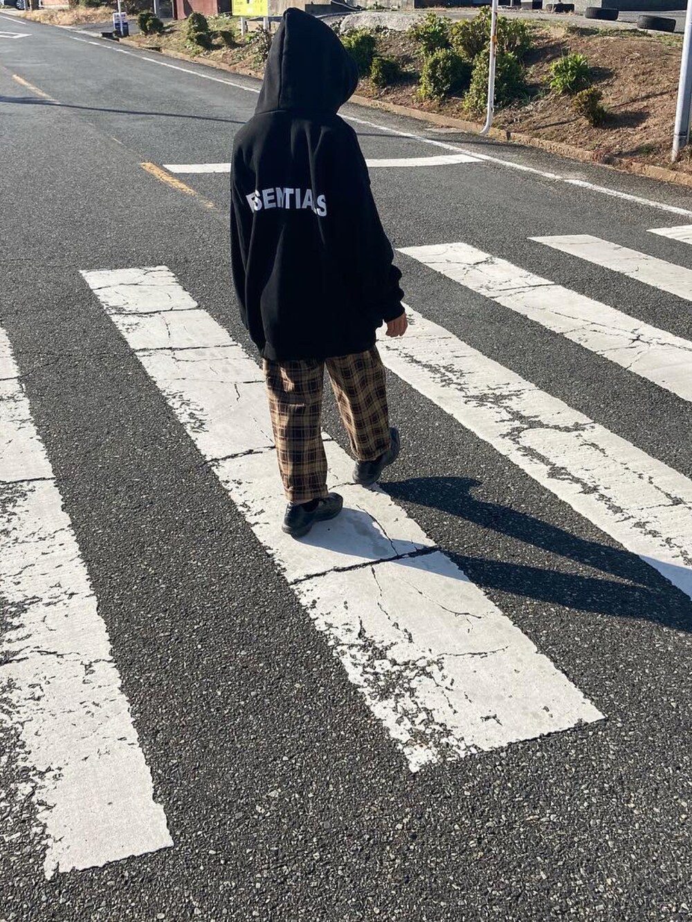 ブラウン系のパンツ、ブラック系のパーカーを着用したレディースの冬コーディネートの3枚目の写真